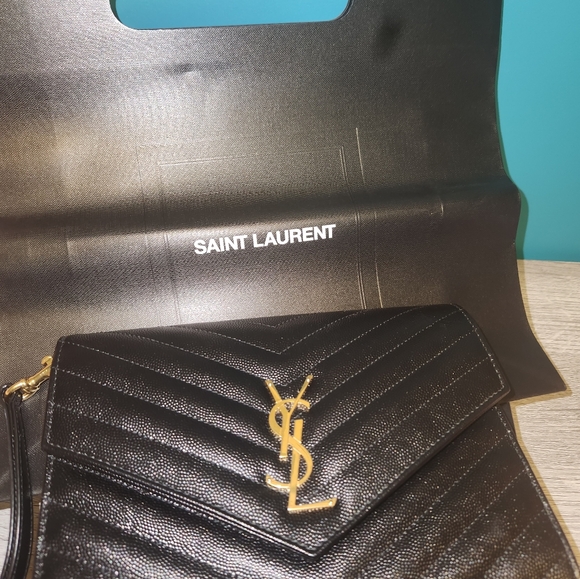 AUTHENTIC SAINT LAURENT QUILTED FLAP WRISTLET - Picture 14 of 16